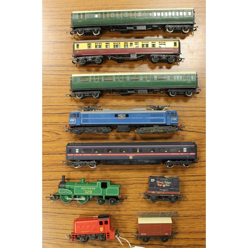 507 - Hornby. Collection with boxed OO gauge Triang including steam locomotive with tenders (6), steam (1)... 