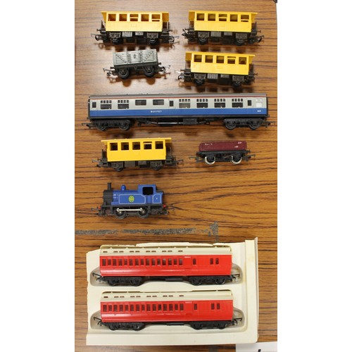 507 - Hornby. Collection with boxed OO gauge Triang including steam locomotive with tenders (6), steam (1)... 