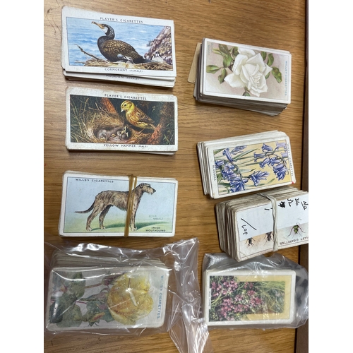 43 - Collection of loose part and complete sets with themes animals, famous people, flowers, oversees, ra... 