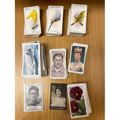 46 - Collection in cigarette packets and loose with mostly Players and Wills with sets ranges of Players ... 