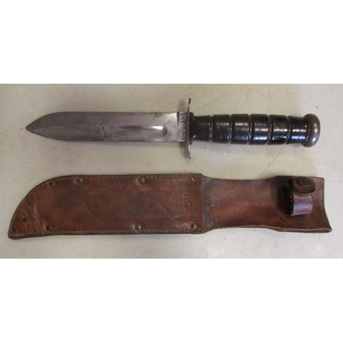 126 - U.S. Navy WW2 Ka-Bar fighting knife and scabbard, ricasso stamped Camillus N.Y. and U.S.N., leather ... 