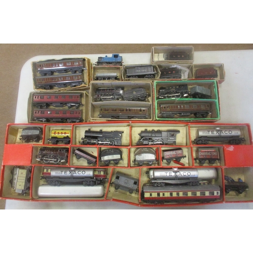 564 - Trix Twin Railway. Collection of OO gauge 3 rail locomotives, coaches, wagons, buildings and track, ... 