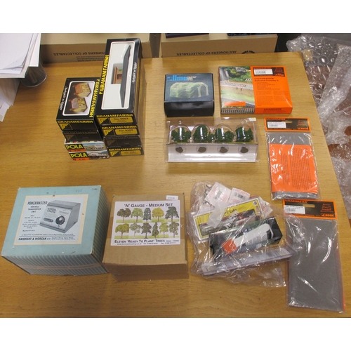 399 - N Gauge collection generally good plus to excellent in good plus to excellent boxes of coaches, wago... 