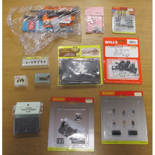 399 - N Gauge collection generally good plus to excellent in good plus to excellent boxes of coaches, wago... 