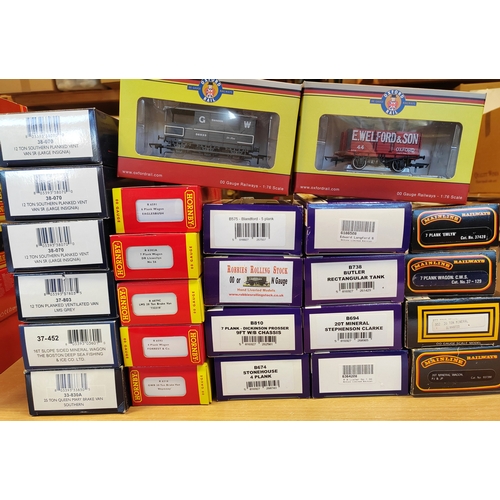 443 - Collection mint in good to excellent boxes with Bachmann locomotives (5), wagons (6), Dapol wagons (... 