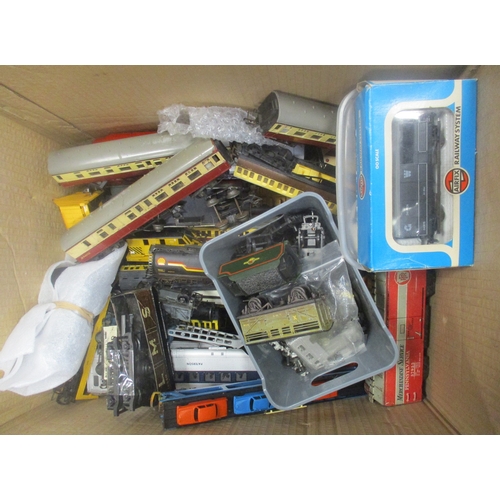 466 - Collection of OO gauge locomotives, coaches and wagons, vast majority unboxed in good to very good c... 