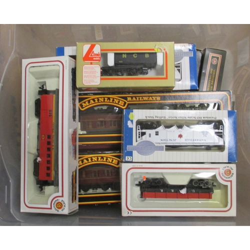 471 - OO/ HO gauge collection of mainly coaches and wagons, good plus to excellent in good to good plus bo... 