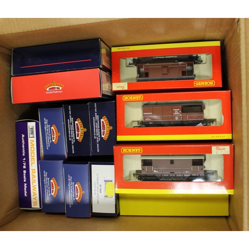 473 - Collection of OO gauge including coaches Hornby (7), wagons Bachmann (9), Dapol (3), Hornby (14) gen... 