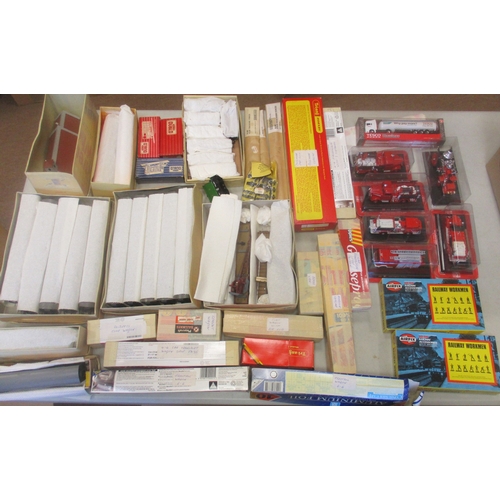 477 - Unboxed collection of OO gauge locomotives, coaches and wagons, generally very good to excellent, in... 