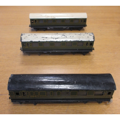 480 - OO gauge collection of unboxed Southern liveried rolling stock, generally good to good plus includin... 