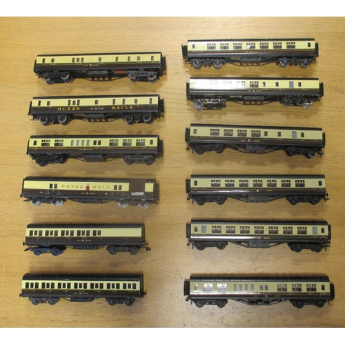 499 - Exley. OO gauge collection of GWR liveried coaches (12) generally good to excellent, 5 with good plu... 