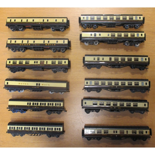 499 - Exley. OO gauge collection of GWR liveried coaches (12) generally good to excellent, 5 with good plu... 