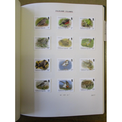 118 - Birds. Nicely presented range of modern M/U world issues depicting birds in 13 albums, organised by ... 