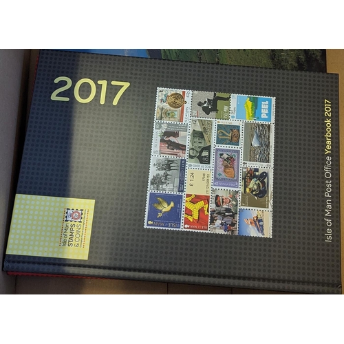 292 - Isle of Man. 1990-2017 UM coln of yearbooks 1999-2017 and yearpacks 1985-1998. Valid face value £467... 