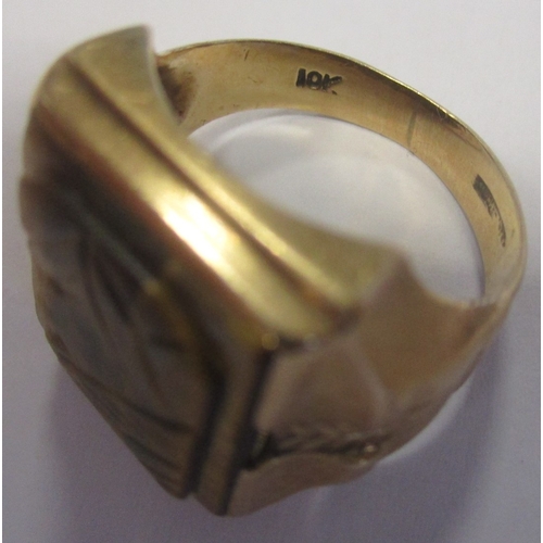 593 - 10ct gold ring, inset with carved wooden design, total weight approx. 6.3g. (Y)