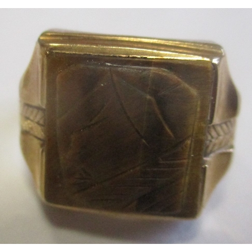 593 - 10ct gold ring, inset with carved wooden design, total weight approx. 6.3g. (Y)