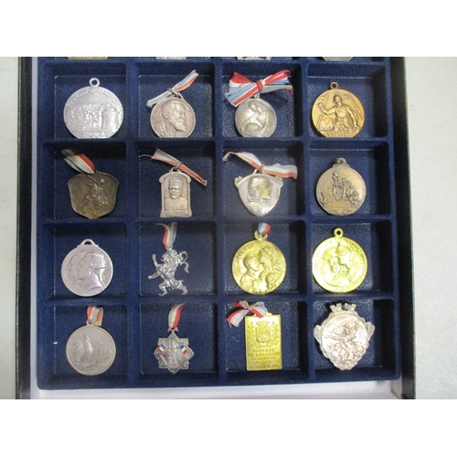 126 - France. Patriotic medal and badge collection presented in 4 trays, with Lalique (15) including Soldi... 