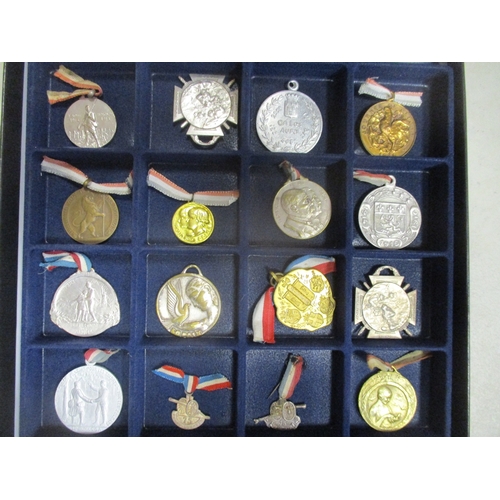 126 - France. Patriotic medal and badge collection presented in 4 trays, with Lalique (15) including Soldi... 