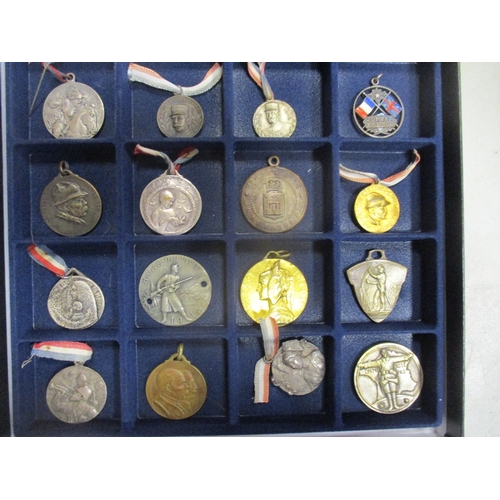 126 - France. Patriotic medal and badge collection presented in 4 trays, with Lalique (15) including Soldi... 