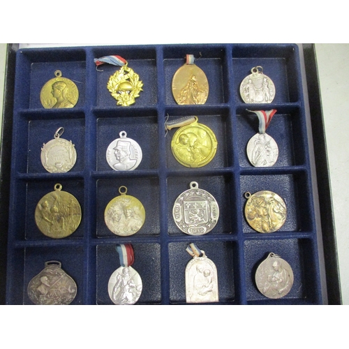 127 - France. Patriotic medal and badge collection in 5 trays including French 75s, Albert & Elisabeth ran... 