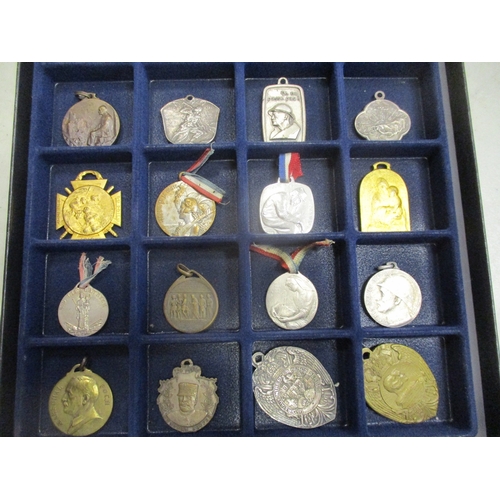 127 - France. Patriotic medal and badge collection in 5 trays including French 75s, Albert & Elisabeth ran... 