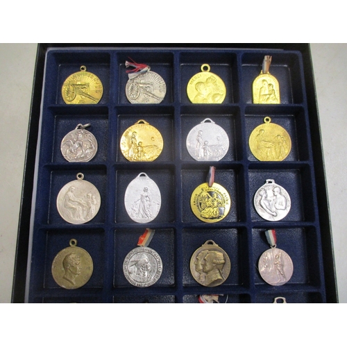 127 - France. Patriotic medal and badge collection in 5 trays including French 75s, Albert & Elisabeth ran... 