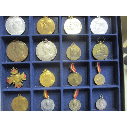 127 - France. Patriotic medal and badge collection in 5 trays including French 75s, Albert & Elisabeth ran... 