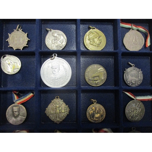 131 - France. Patriotic medal and pin collection presented in 5 trays, with French 75s, Serbian Days, Orph... 