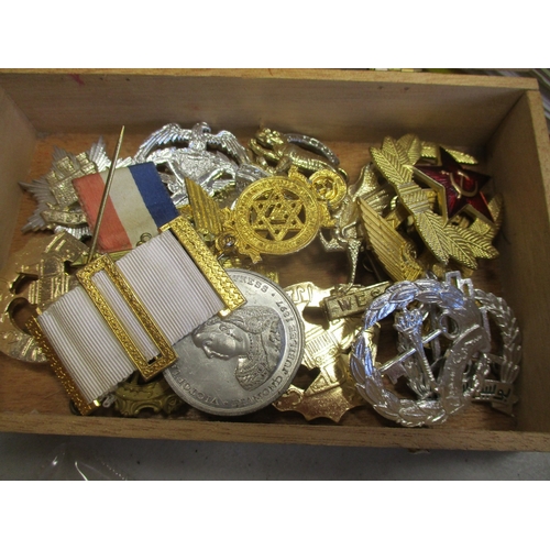 265 - Mixed accumulation in 5 cigar boxes including metal shoulder titles T/5/EC/Cheshire, T/RFA/Cheshire,... 