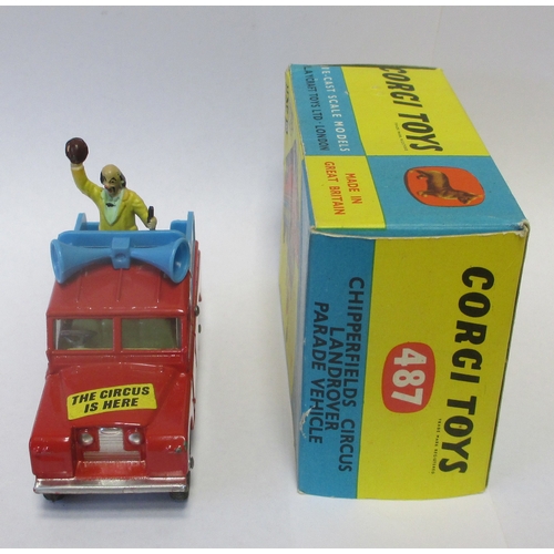 290 - Corgi. 'CHIPPERFIELDS' Parade Vehicle No. 487, blue/ red Land Rover, 'Circus is Here' label to bonne... 