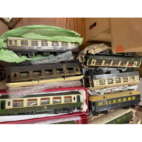 387 - Hornby. Collection of O gauge coaches including Pullman, Passenger, Corridor, most unboxed and in re... 