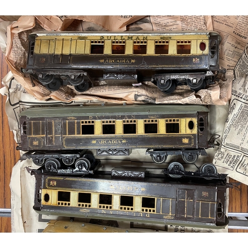 395 - Hornby. Pullman O gauge coaches with Saloon Iolanthe, Brake Alberta (2) and Arcadia (3) generally po... 