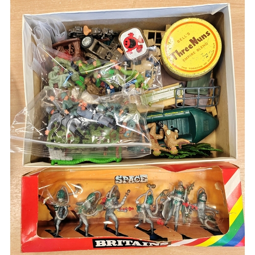 174 - Collection generally very good to excellent with range of unboxed Britains soldiers, vehicles, artil... 