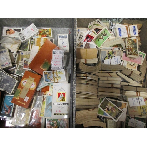 22 - Collection with paper albums, loose, in albums, plastic leaves, accessories, including ranges of Air... 