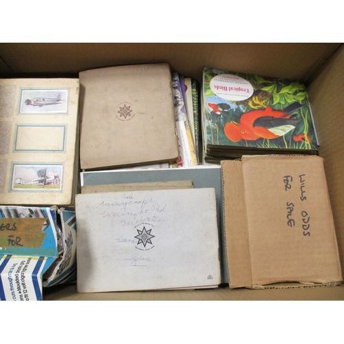 22 - Collection with paper albums, loose, in albums, plastic leaves, accessories, including ranges of Air... 