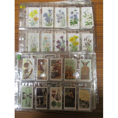 22 - Collection with paper albums, loose, in albums, plastic leaves, accessories, including ranges of Air... 