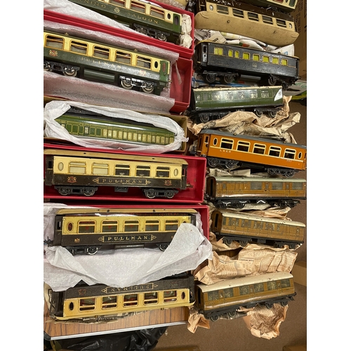 387 - Hornby. Collection of O gauge coaches including Pullman, Passenger, Corridor, most unboxed and in re... 