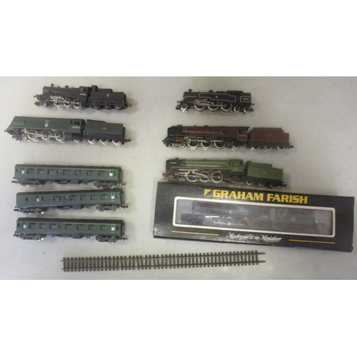 400 - Range of N gauge locomotives and coaches, with Graham Farish 372-300 and 374-051 (2) mint in excelle... 