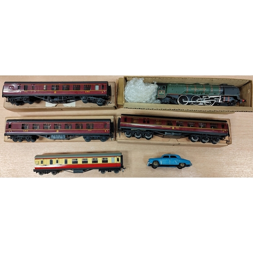 670 - Hornby Dublo. Collection generally very good with fair to good boxes with locomotive Duchess of Mont... 