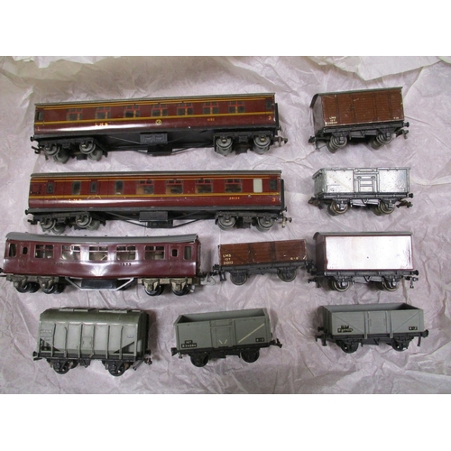 682 - Hornby Dublo. Collection including boxed tank locomotive LMS 6917 2-6-0 No EDL7, steam with tender D... 