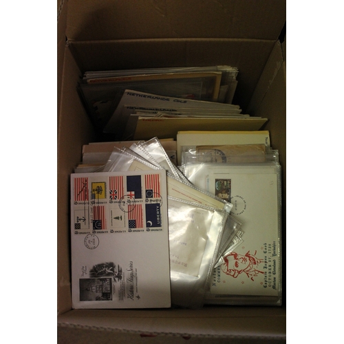 71A - A coln of loose world covers and cards. Needs checking. (B)