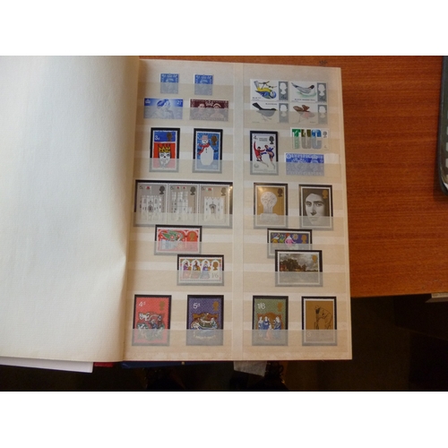 72 - World misc M/U coln in albums and loose with some kiloware, incl GB QEII M/U, plus some worldwide ma... 