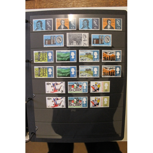 81 - QEII UM coln in 4 ring binders, incl Jersey UM issues with occupation issue 1940-2003, Guernsey issu... 