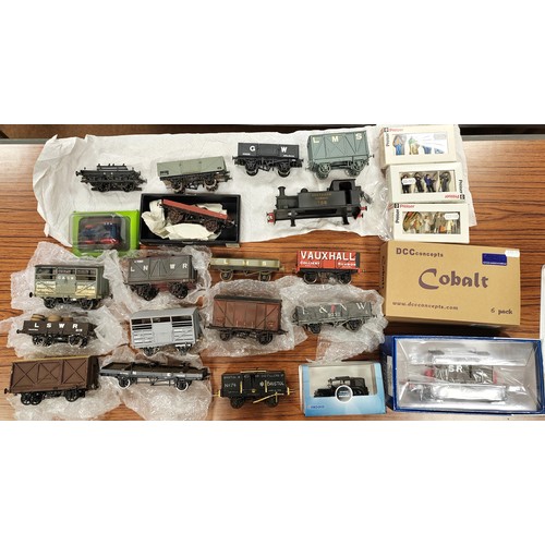 379 - Collection of O gauge generally good to very good with unboxed locomotives and wagons plus range of ... 