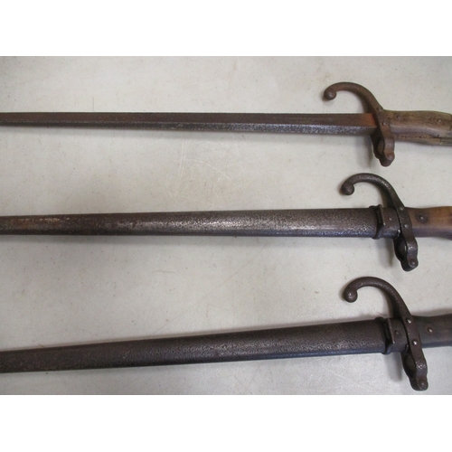 124 - Range of 4 bayonets with 3 French Gras bayonets (2 with scabbards) with Oudry 1879, St Etienne 1877 ... 