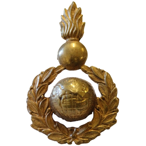 151 - Royal Marine Artillery SNCO's forage cap badge, 1921 Pattern in gilt, globe surrounded by laurel wre... 