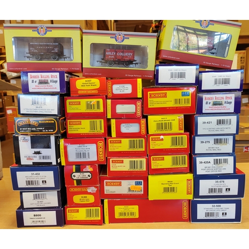 422 - Collection generally mint in good to very good boxes with Bachmann locomotives (5), wagons (4), Dapo... 