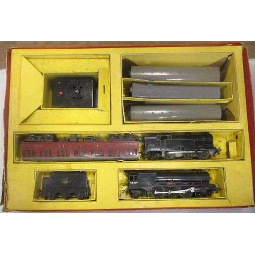 560 - Hornby. Triang range of OO gauge locomotives, coaches, wagons, etc, generally very good to excellent... 