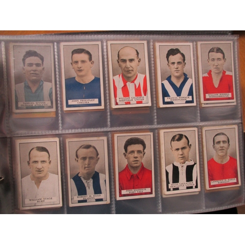 28 - Collection in 5 albums with ranges including Carreras Popular Footballers (40), turf type, Gallaher ... 