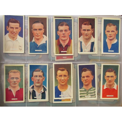 28 - Collection in 5 albums with ranges including Carreras Popular Footballers (40), turf type, Gallaher ... 